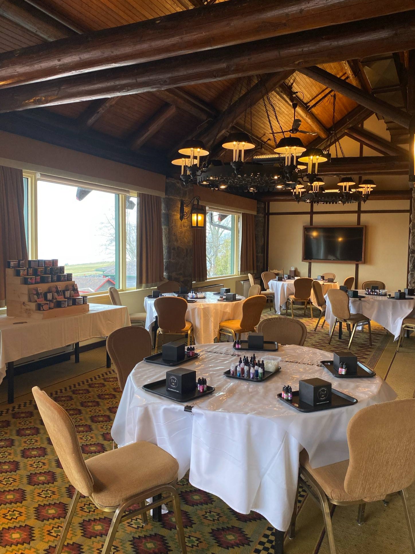 atelier bougies, bougies artisanales, bougies SM, bougies parfumées, cire naturelle, bougies personnalisées, bougies décoratives, fait main, création bougies, bougies écologiques, Québec, Papineauville, DIY, cadeau personnalisé, ambiance chaleureuse, moment détente, expérience sensorielle, bien-être, art de vivre, activité originale, loisir créatif, atelier créatif, fabrication bougies, cours bougies, bougies maison, bougies SM , candle workshop, handmade candles, scented candles, natural wax, custom candle