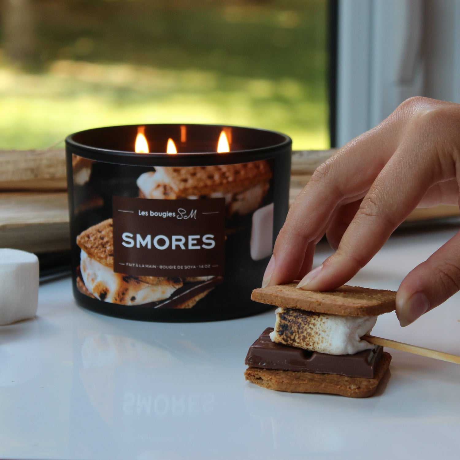 bougie s’mores, bougie gourmande, guimauve grillée, chocolat fondant, biscuit graham, parfum sucré, bougie dessert, bougie artisanale, bougie fait main, bougie cocooning, bougie réconfortante, bougie parfumée, bougie originale, bougie cadeau, bougie québécoise, bougie naturelle, cire de soya, ambiance chaleureuse, bougie nostalgique, bougie unique , 8 oz , 3 mèches , chandelles , candle , smores