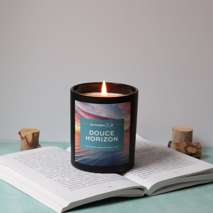 Bougie Douce Horizon – Herbacée & apaisante sojasaugesantalsandalwoodsageparfuméparfum séduisantparfum naturelparfum magnifiqueparfum fraisparfum envoûtantparfum boiséodeur boiséodeurhorizonfraicheurfragrancedouce horizoncitronnéscitronchandellecandleBougies SMbougie smbougie parfuméebougie de soyabougie de sojabougiebord de l'eaubois de santalarômes8 oz3 meche14 oz