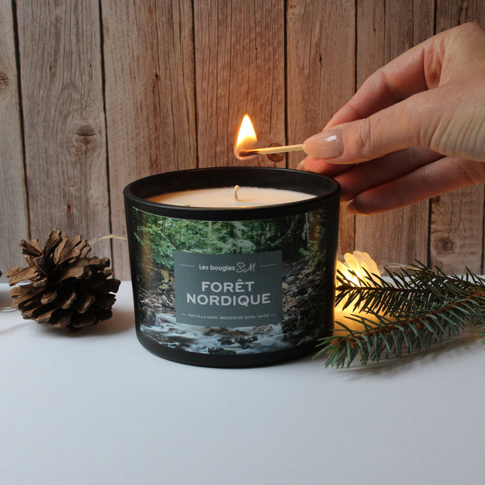 épinette

treewicks

soja

sapin beaumier

sapin

respire

puissant

promenade en foret

parfum frais

parfum envoûtant

odeur

nordique

nordic forest

fraicheur structurante

fraicheur

fragrance

foret nordique

foret

eucalyptus

enveloppant

citronnés

citron

chandelle

candle

camphrées d'épinettes

Bougies SM

bougie sm

bougie parfumée

bougie de soya

bougie de soja

bougie

arômes

arôme naturel

air vif

8 oz

3 meche

14 oz

