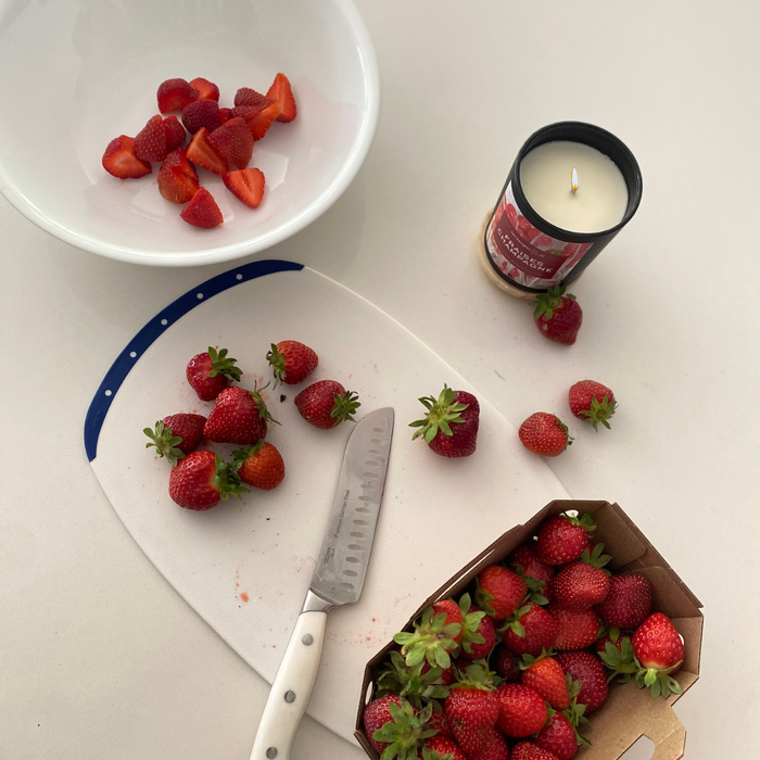 fraise , été , fraicheur , juteuse , fraise du Québec , bougie , cire de soya , strawberry , fait a la main, fruitée , explosif , Outaouais ,  entreprise local , achat local , 3 mèches , petite bougie , 8 oz , candle , soya wax , bougie sm