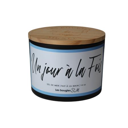 voyager

un jour à la fois

sel marin

respirer

respire

ralentir

pensée positive

parfum frais

parfum délicat

parfum doux

douceur

clarté

cire de soya

cire de soja

candle

bougie

bord de mer

bord de l'océan

bois de santal

bienveillance

arômes

arôme naturel

air frais

14 oz